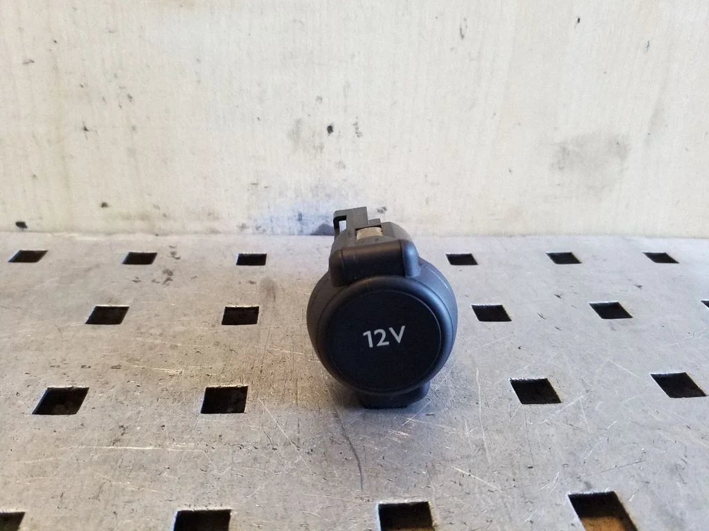 12 V lizdas (priekyje)