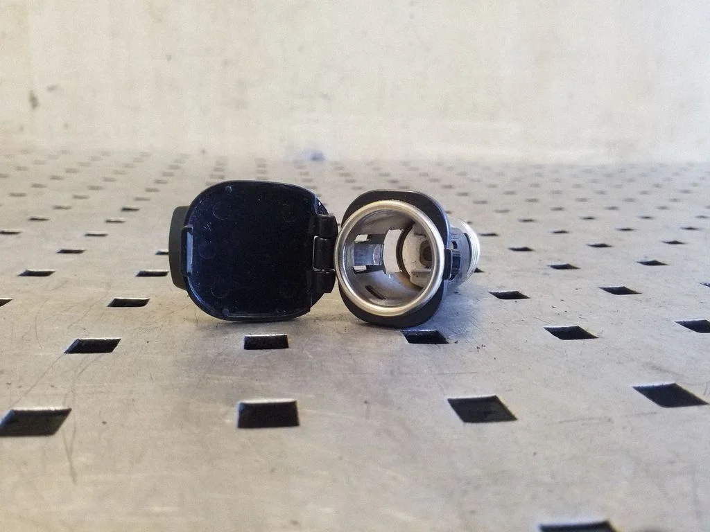 12 V lizdas (priekyje)
