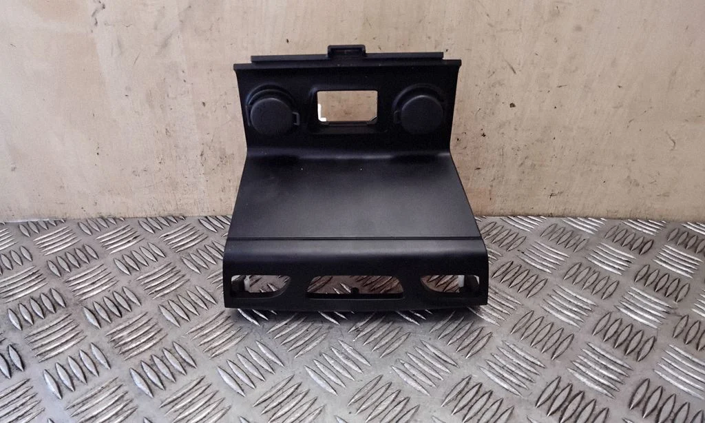 12 V lizdas (priekyje)