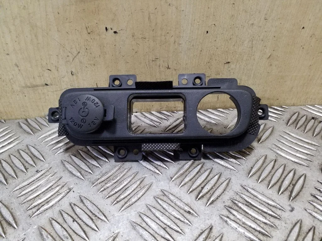 12 V lizdas (priekyje)