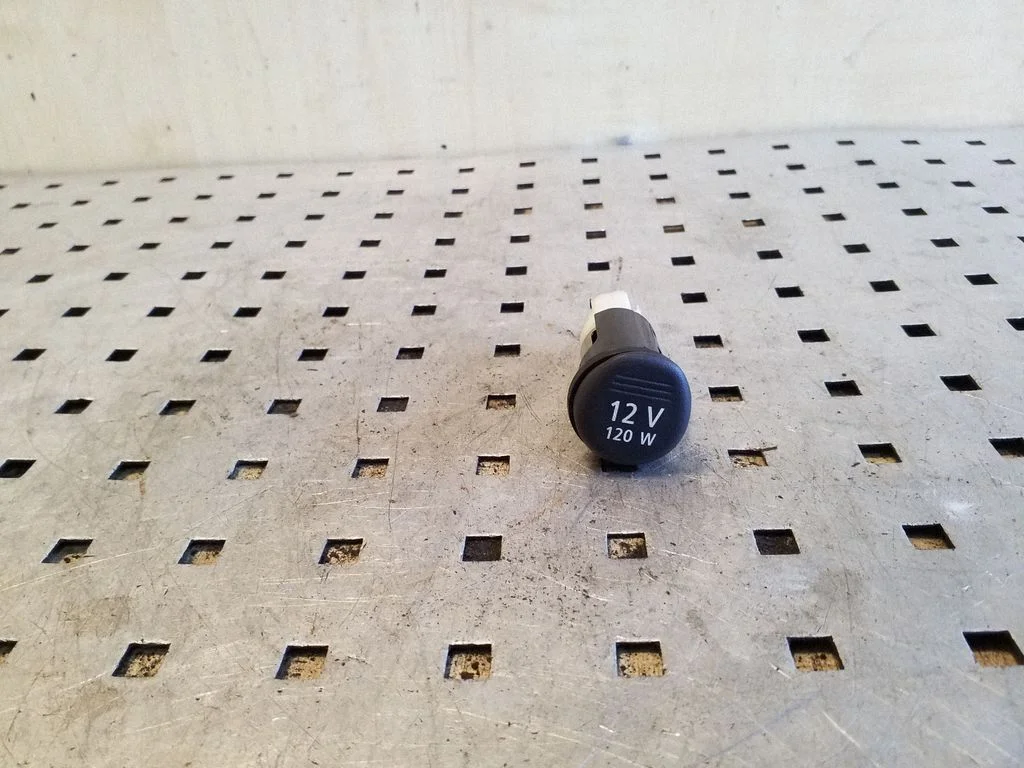 12 V lizdas (priekyje)