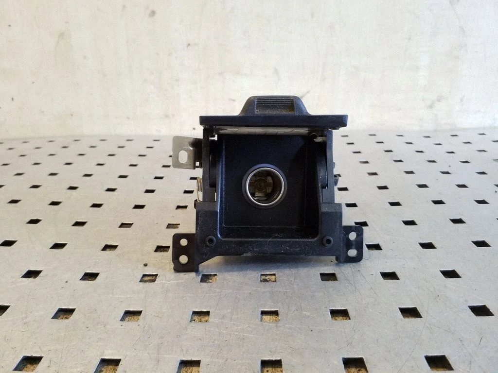 12 V lizdas (priekyje)