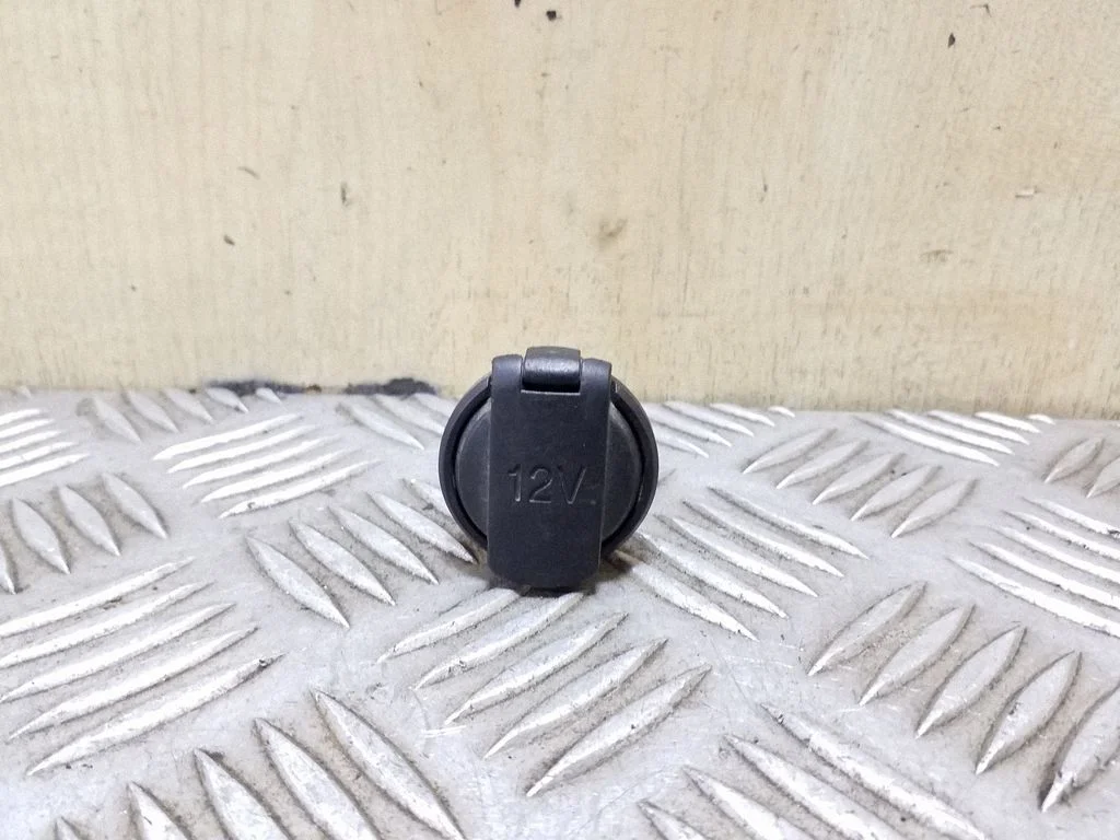 12 V lizdas (priekyje)