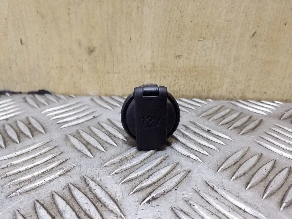 12 V lizdas (priekyje)