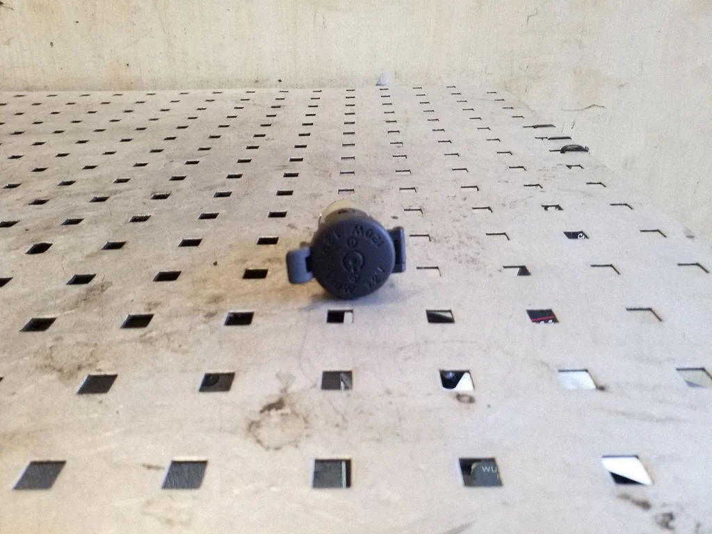 12 V lizdas (priekyje)