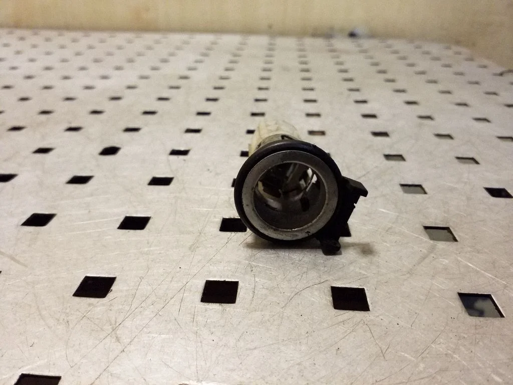 12 V lizdas (priekyje)