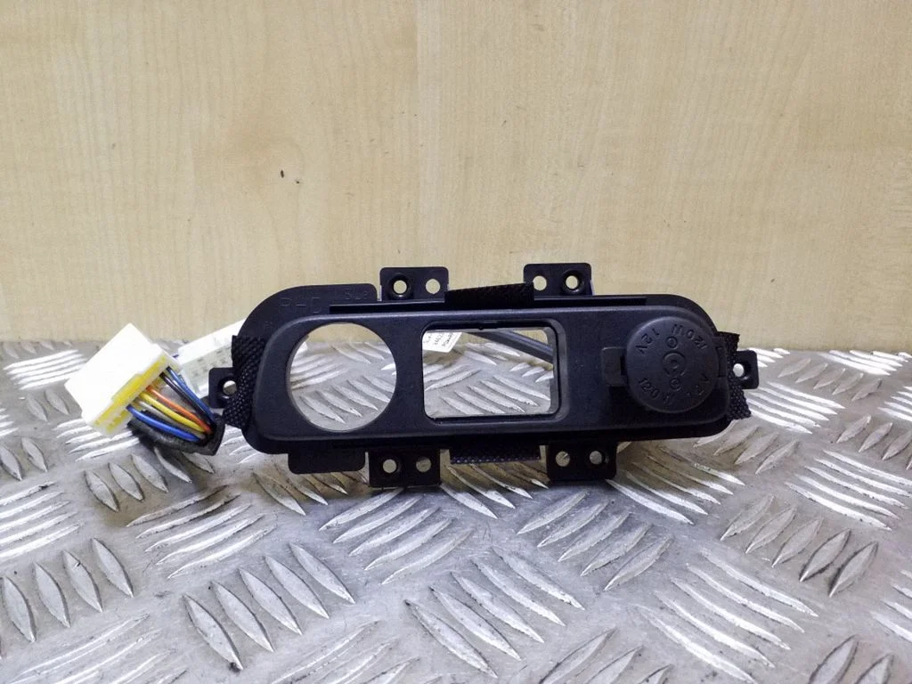 12 V lizdas (priekyje)