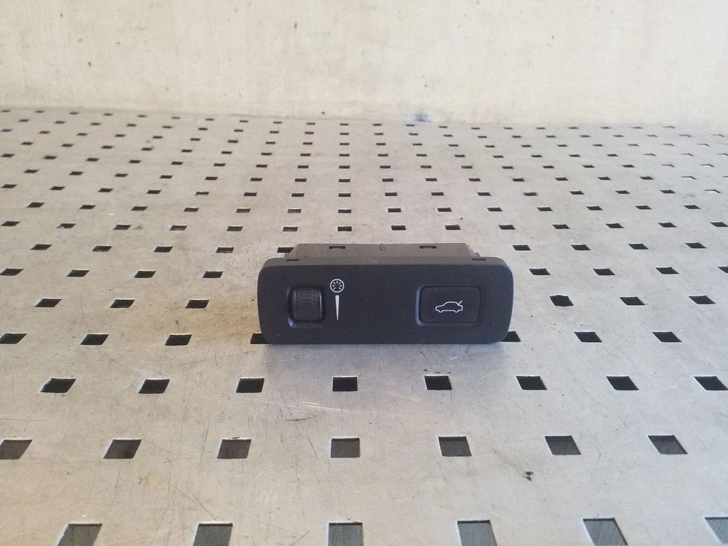 Tailgate opening switch – Volvo XC90 (2014-)