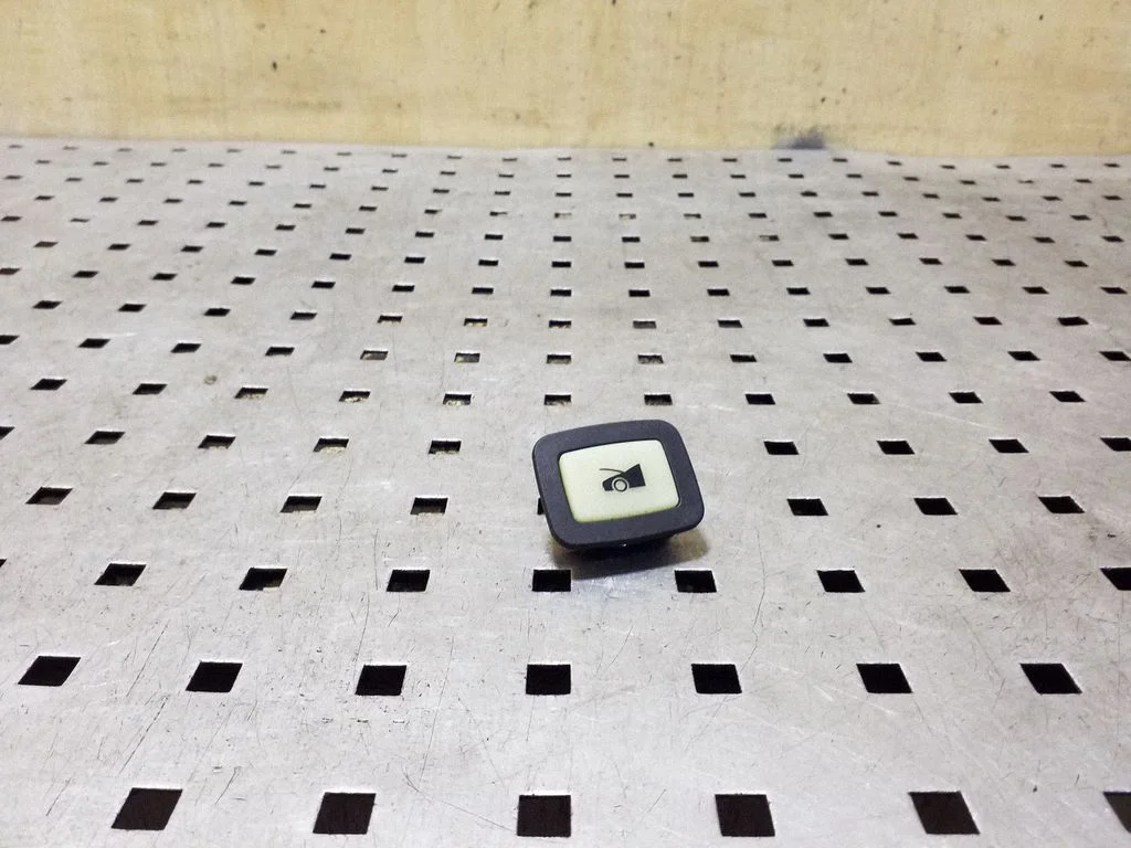 Tailgate opening switch – Tesla Model S (2012-)