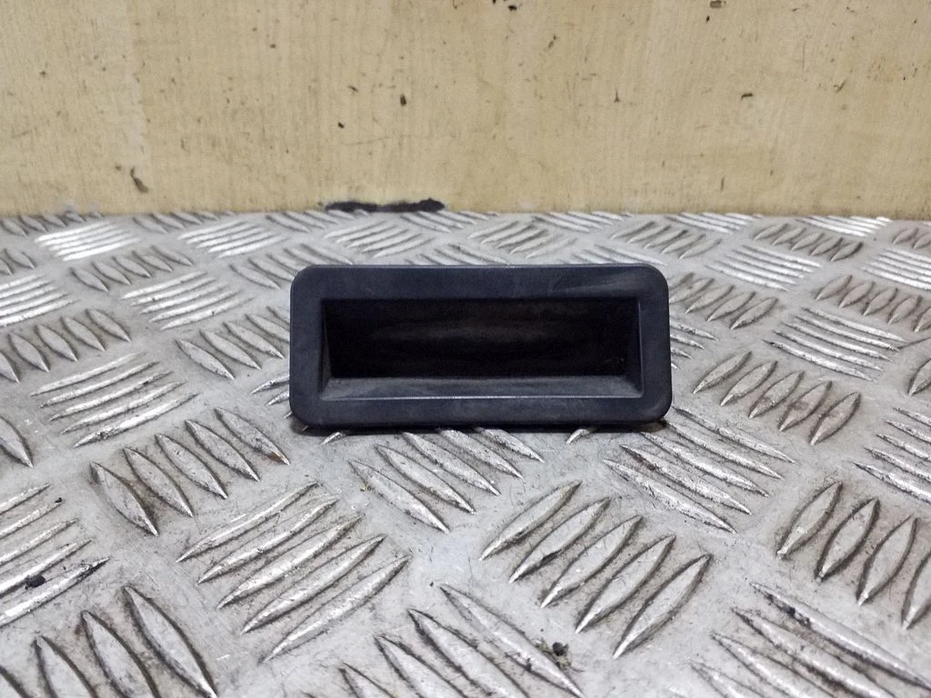 Tailgate opening switch – Ford Kuga I (2008-2012)