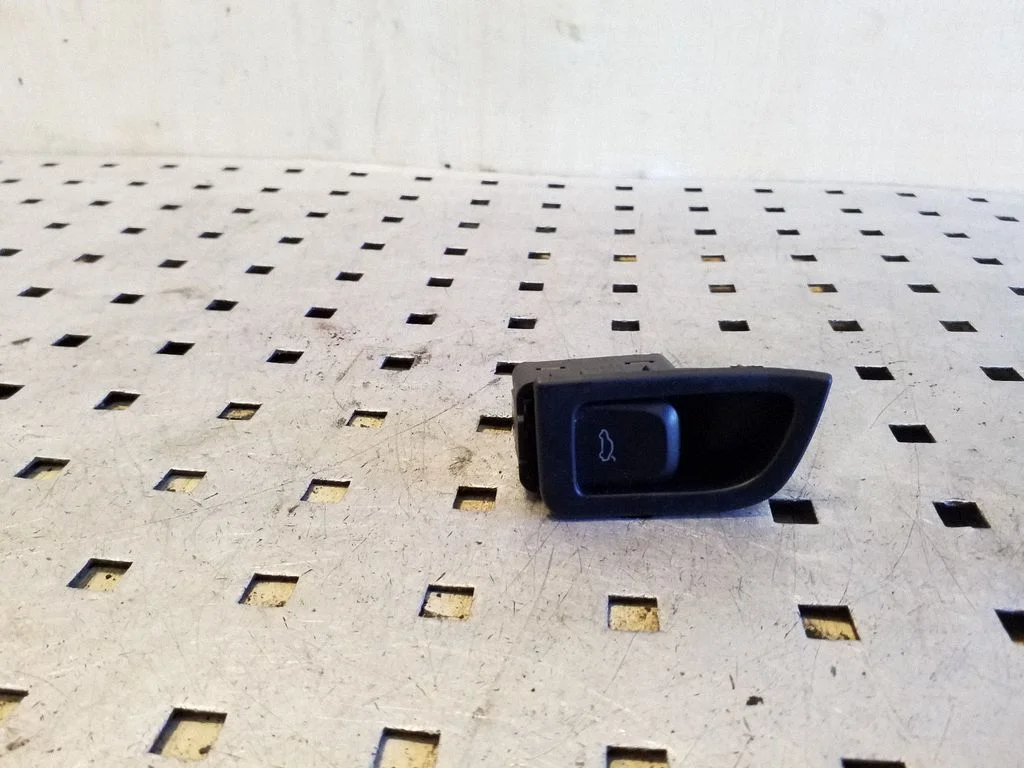 Bagāžnieka vāka atvēršanas slēdzis 8T2959830