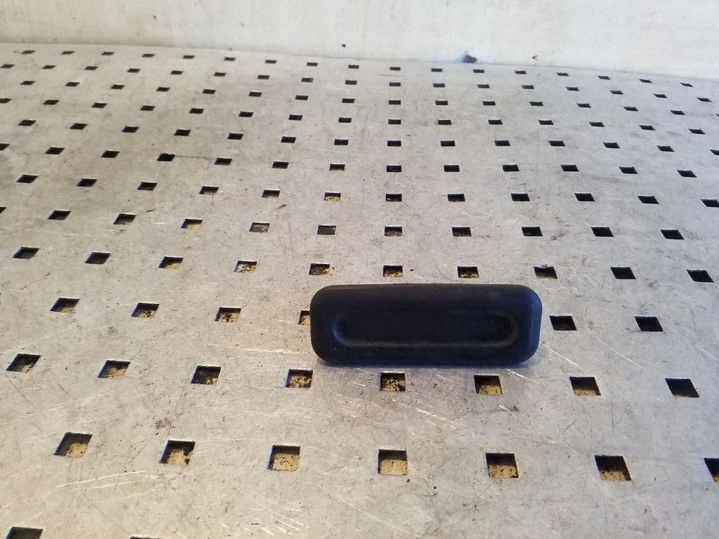 Tailgate opening switch – rear