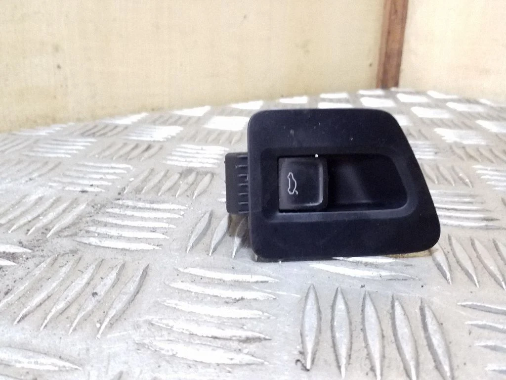 Bagāžnieka vāka atvēršanas slēdzis 3G2867426