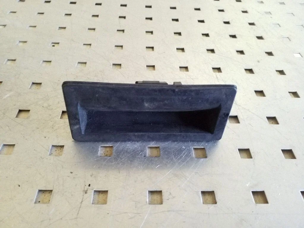 Pakiruumiluugi avamislüliti 5N0827566B