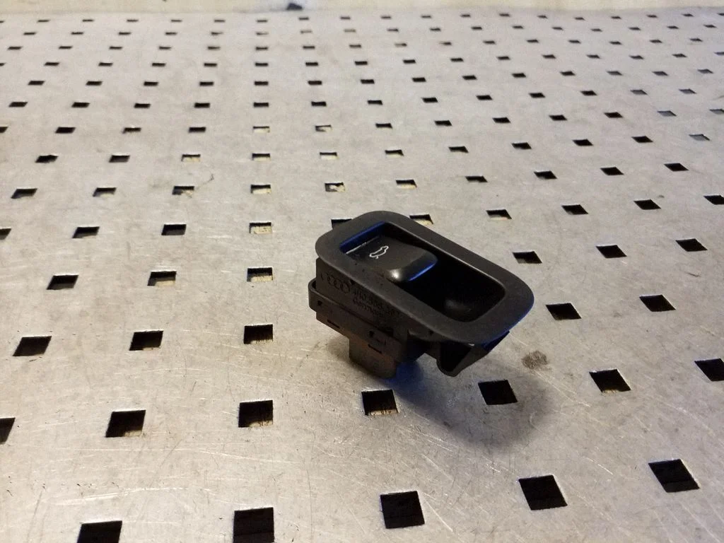 Tailgate opening switch – Audi A8 S8 D4 4H (2010-2016)