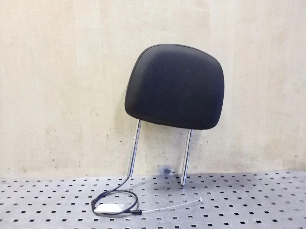 Front seat headrest – right