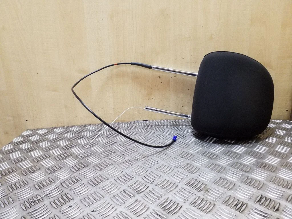 Front seat headrest – Toyota Avensis T270 (2009-2012)