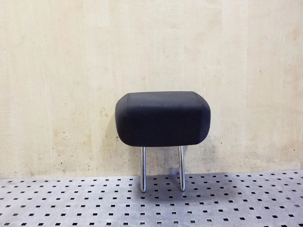 Rear seat headrest – centre