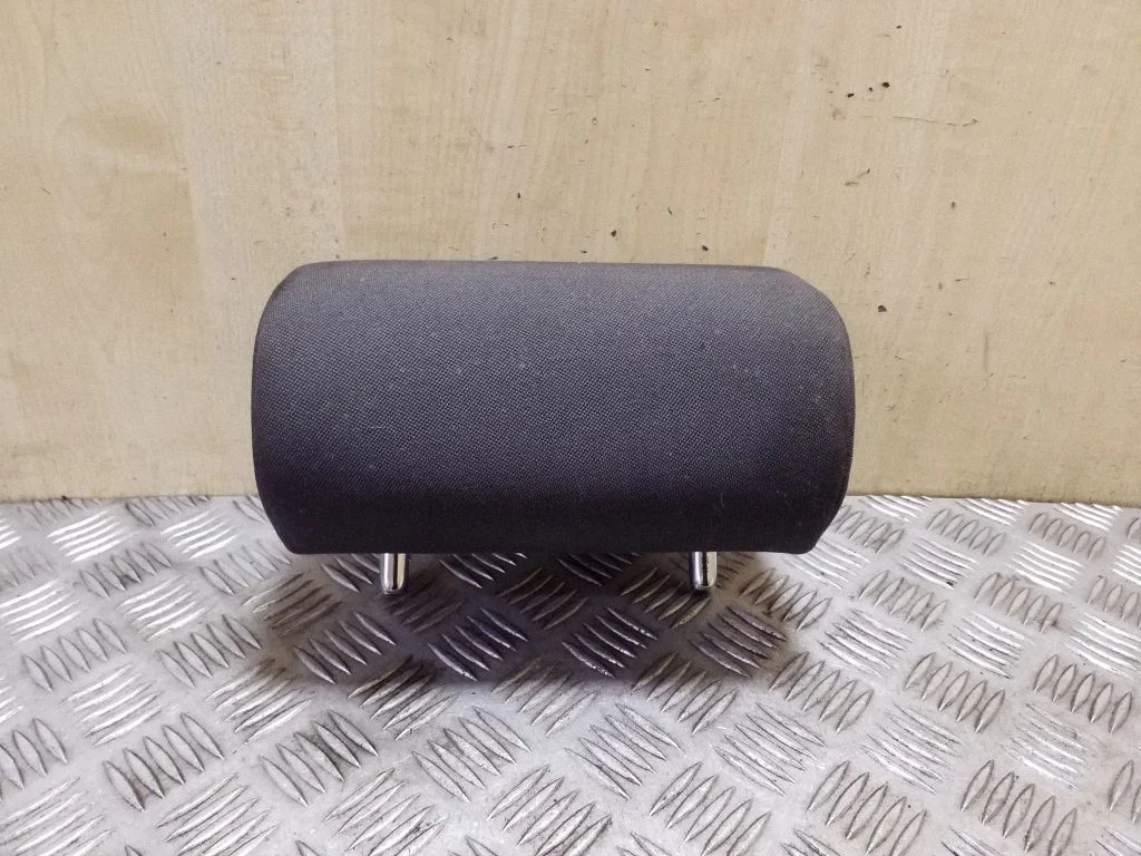 Rear seat headrest – centre