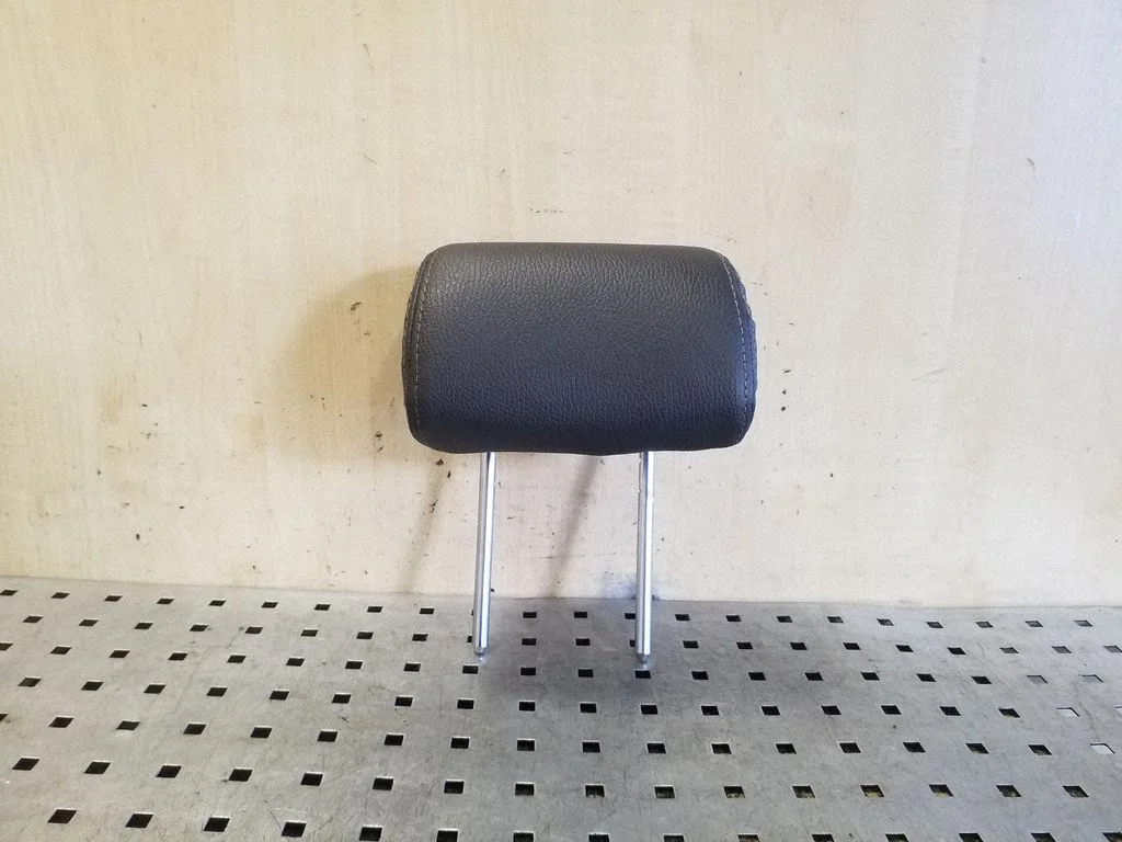 Rear seat headrest – centre