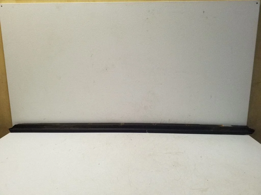 Front door glass trim molding 8J0837477C