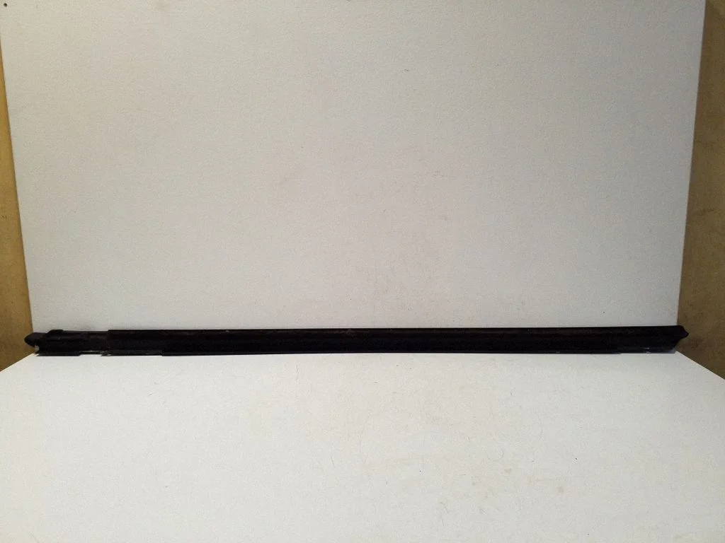 Front door glass trim molding 8J0837478C