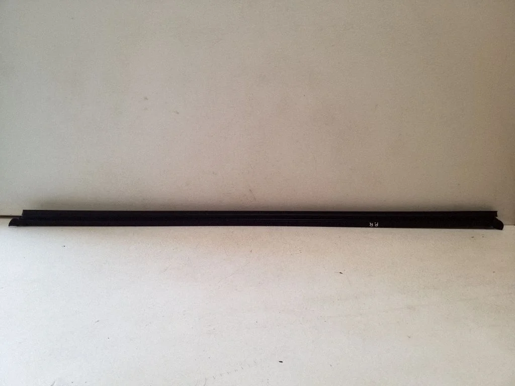 Front door glass trim molding 5G3837480B