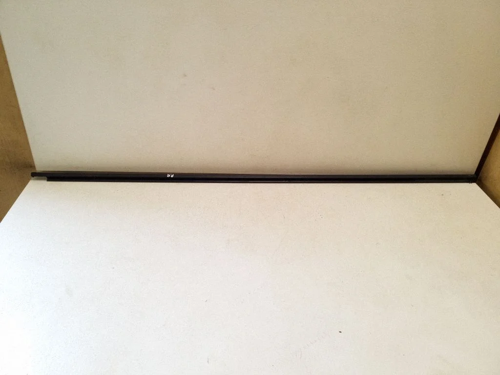 Front door glass trim molding 5G3837478C