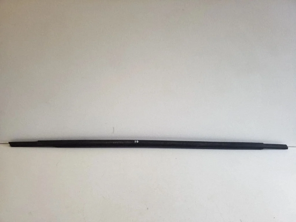 Front door glass trim molding – Citroen C4 Grand Picasso (2013-2018)