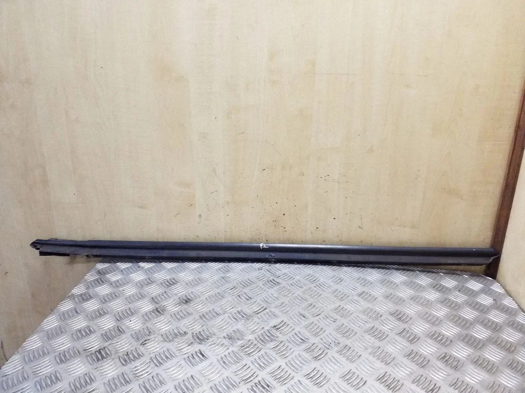 Front door glass trim molding 8J0837477