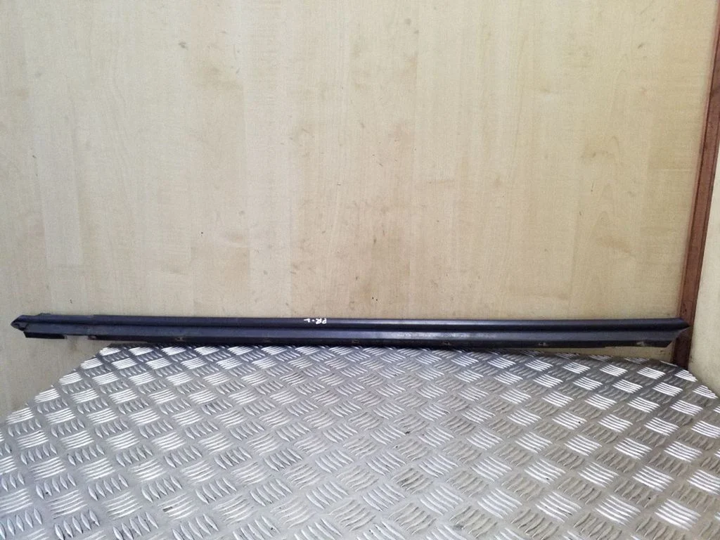 Front door glass trim molding 8J0837477
