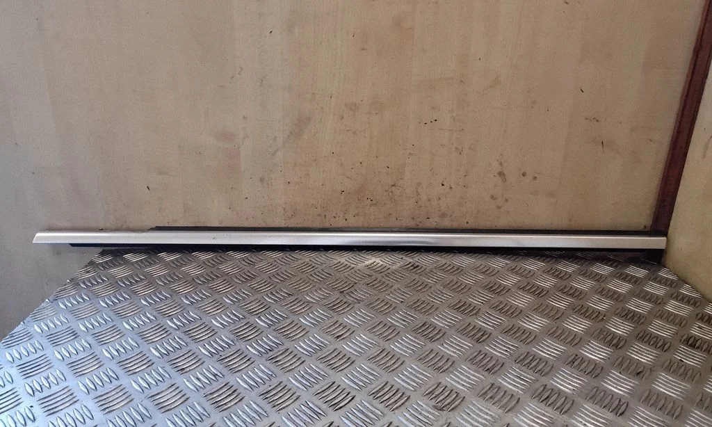 Esiukse klaasi liist 3C8837475F