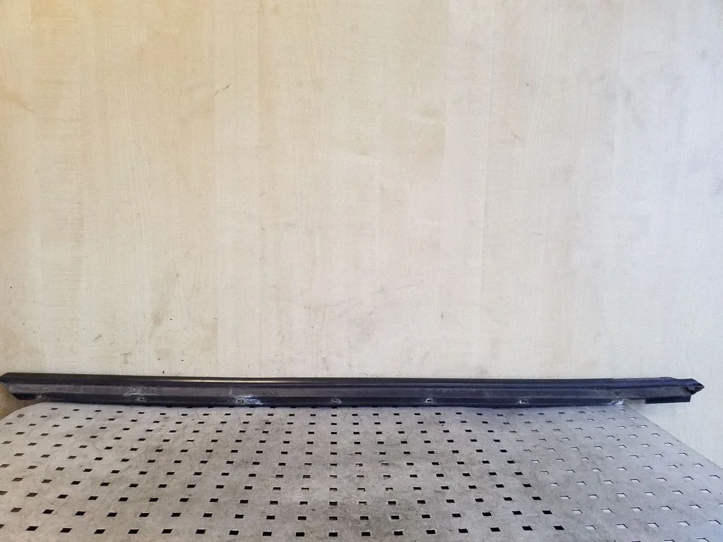Front door glass trim molding – right