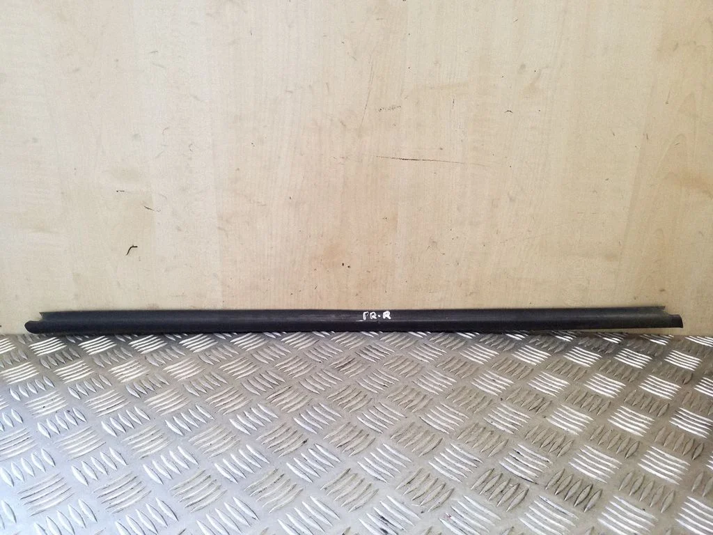 Front door glass trim molding – right