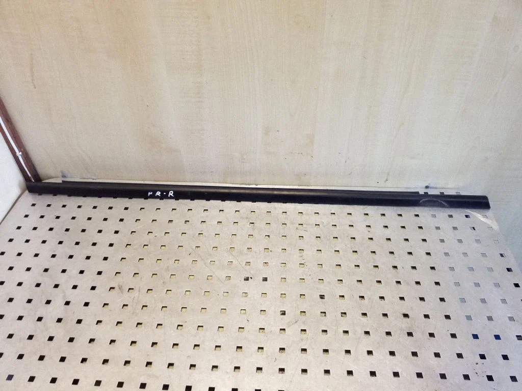 Priekšējo durvju stikla apdare – labā
