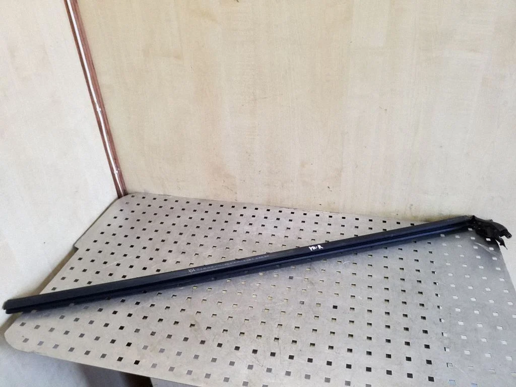 Esiukse klaasi liist 1Q0837471