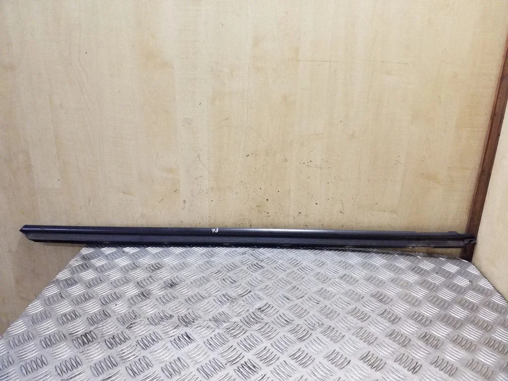 Front door glass trim molding 8J0837477