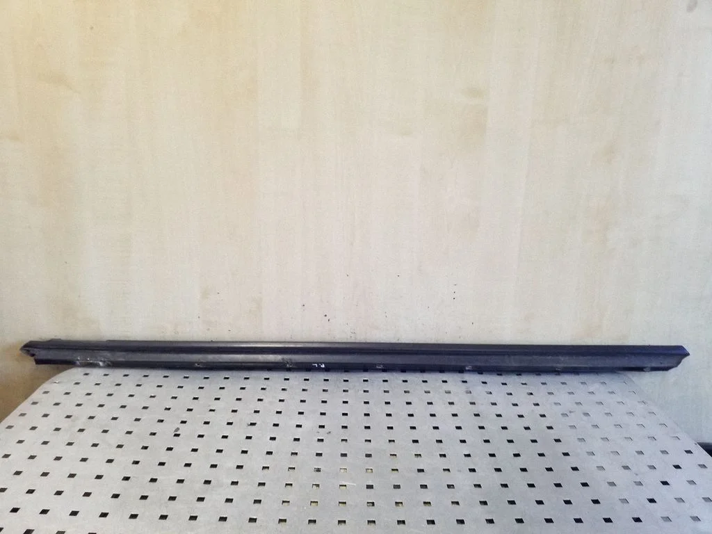Front door glass trim molding 8J0837477