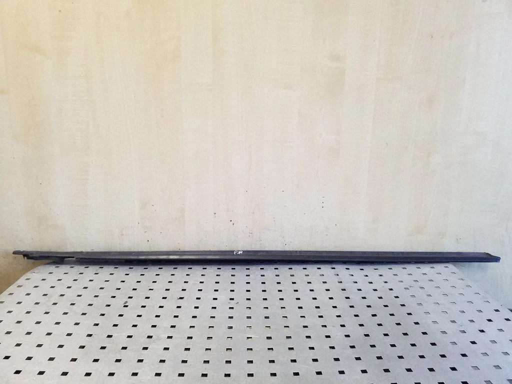 Front door glass trim molding 8J0837477