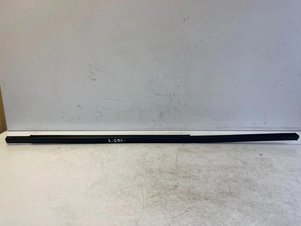 Listwa szyby drzwi tylnych – Mitsubishi Pajero Sport I (1996-2008)