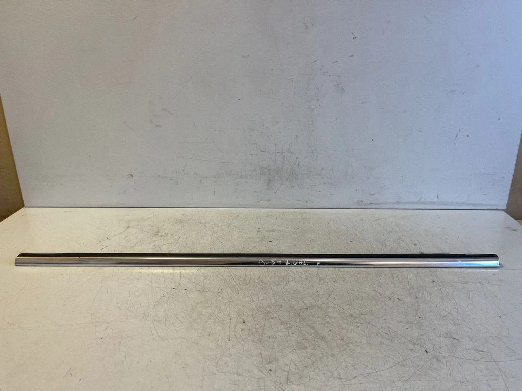 Aizmugurējo durvju stikla apdare – Volkswagen Passat B5.5 (2001-2005)