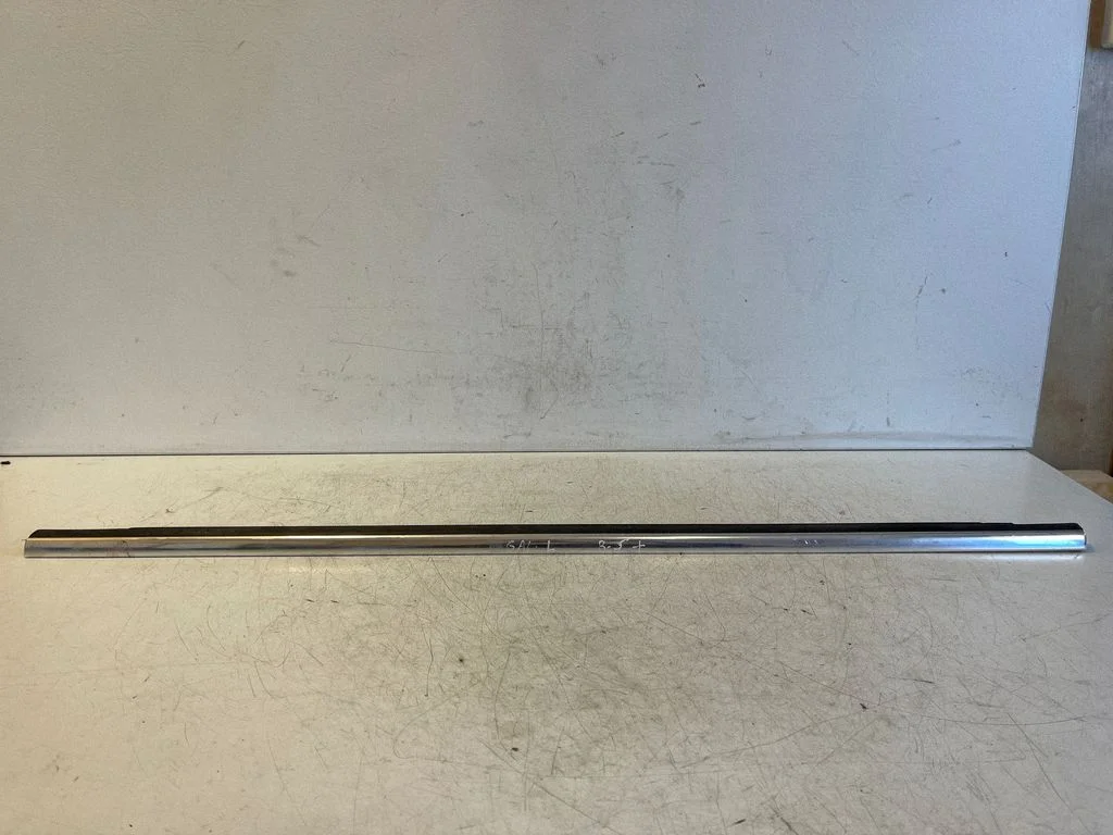 Aizmugurējo durvju stikla apdare – Volkswagen Passat B5.5 (2001-2005)