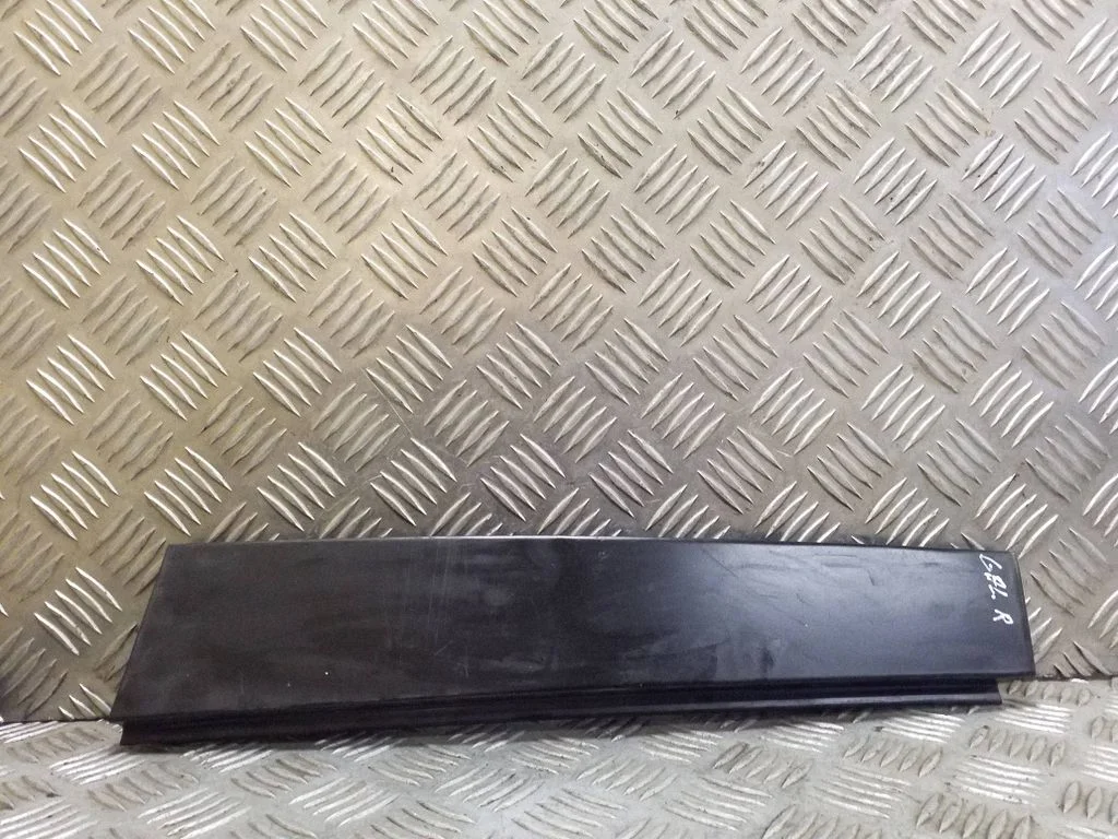Tagaukse klaasi liist 5M083990203C