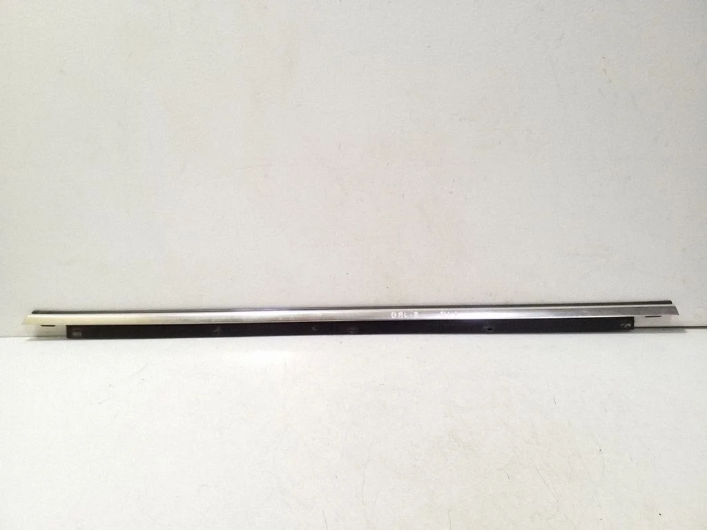 Tagaukse klaasi liist 4F0853764A