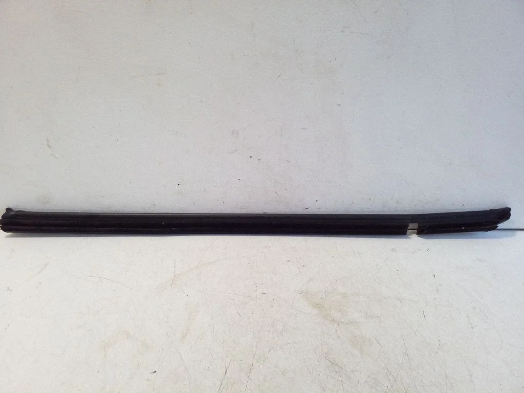 Rear door glass trim molding 3G9839480