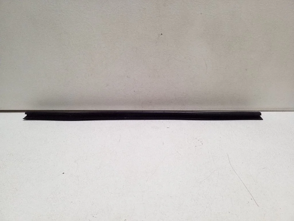 Tagaukse klaasi liist 8R0839480B