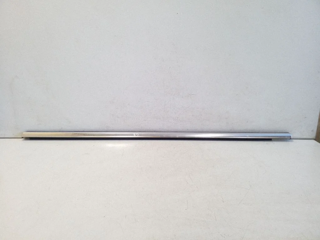Listwa szyby drzwi tylnych 7P0839478D