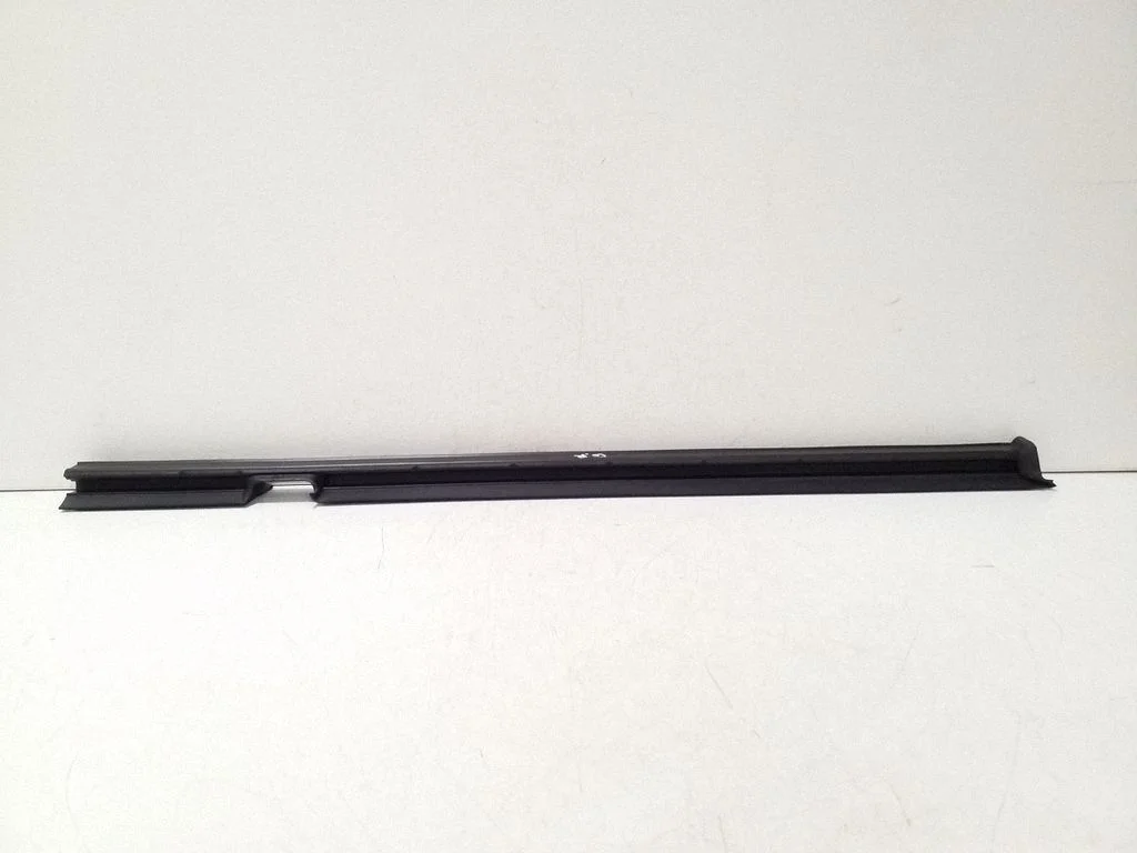 Rear door glass trim molding 31845556