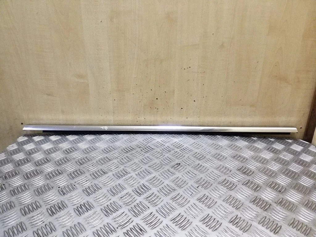 Tagaukse klaasi liist 7P0839475F