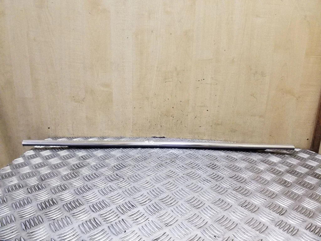 Rear door glass trim molding 8R0853763F